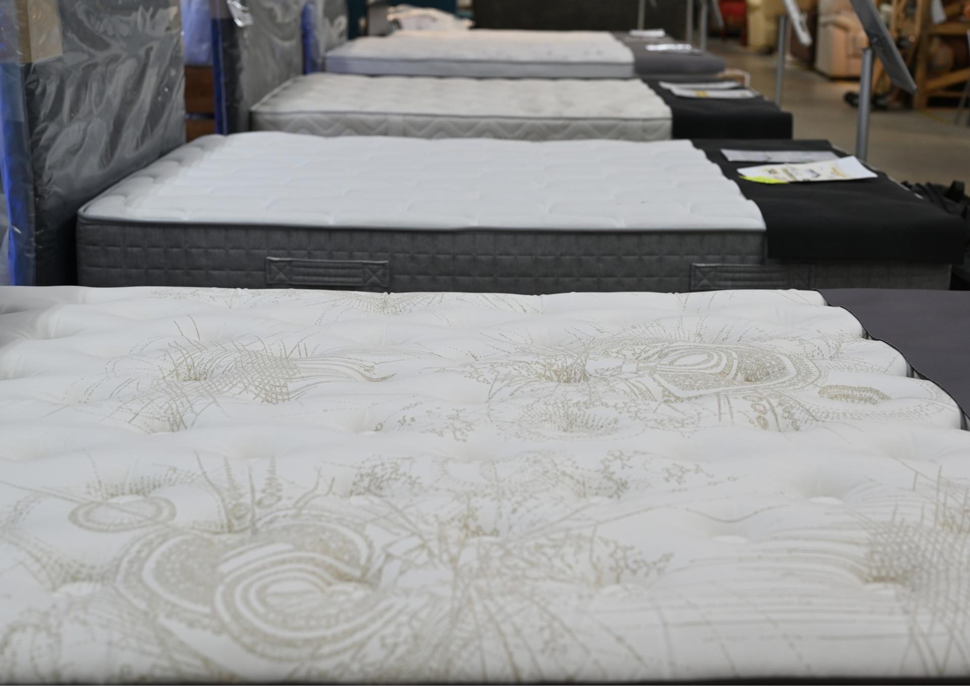 Vue du rayon literie avec sommiers et matelas neufs � Cherbourg-en-Cotentin